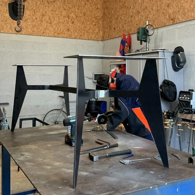 Fabrication de piétements de table design en acier dans l'atelier LC Métal Créa