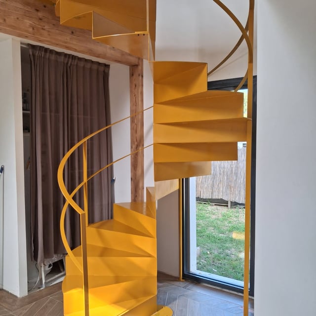 Escalier hélicoïdal métallique conçu par le bureau d'études LC Métal Créa