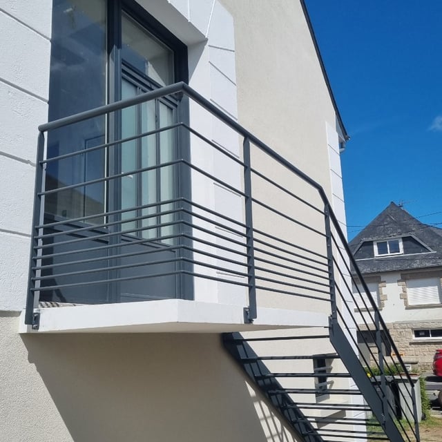 Escalier avec garde-corps intégré réalisé d'après les plans