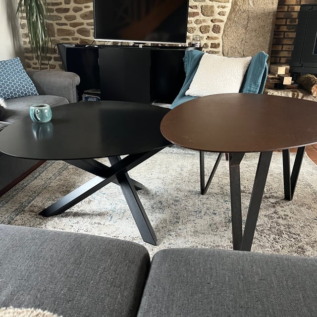 Table basse en acier peint noir avec pieds style mikado