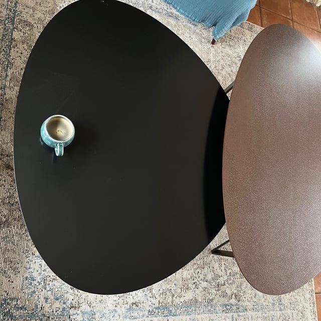 Table de salon en acier rouillé au fini brut et moderne