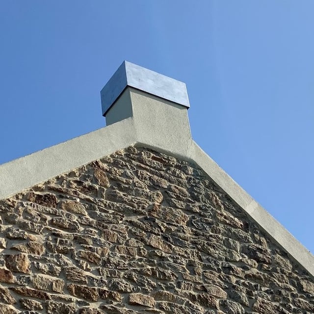Protection de sortie de cheminée en aluminium assurant l'étanchéité