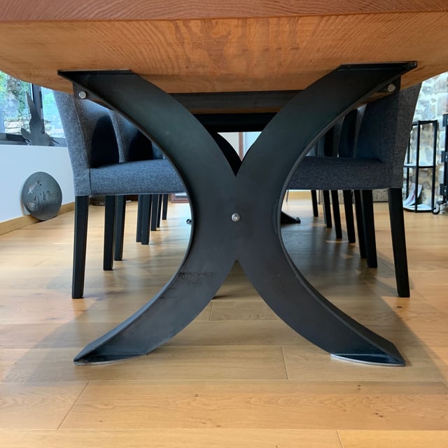 Détail de la finition acier brut huilé du piétement de la table en cèdre
