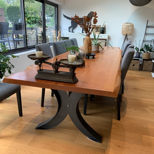 Table artisanale avec plateau en cèdre et piétement acier brut huilé