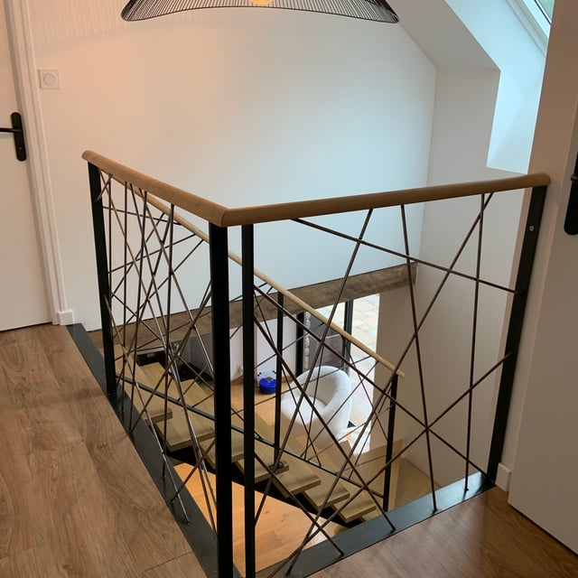 Garde-corps mikado d'un escalier métallique sur mesure dans le Morbihan
