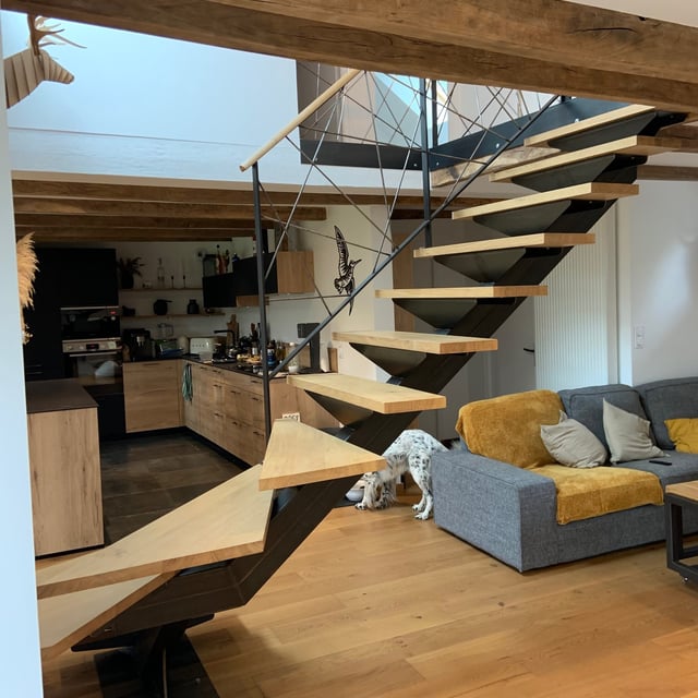 Vue d'ensemble de l'escalier métallique sur mesure, finition acier brut huilé