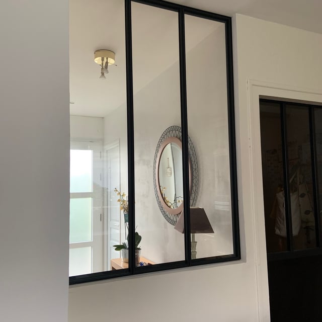 Verrière d'intérieur à 3 carreaux en acier noir entre la cuisine et l'entrée