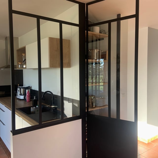 Meuble de rangement transparent fermé par une verrière acier