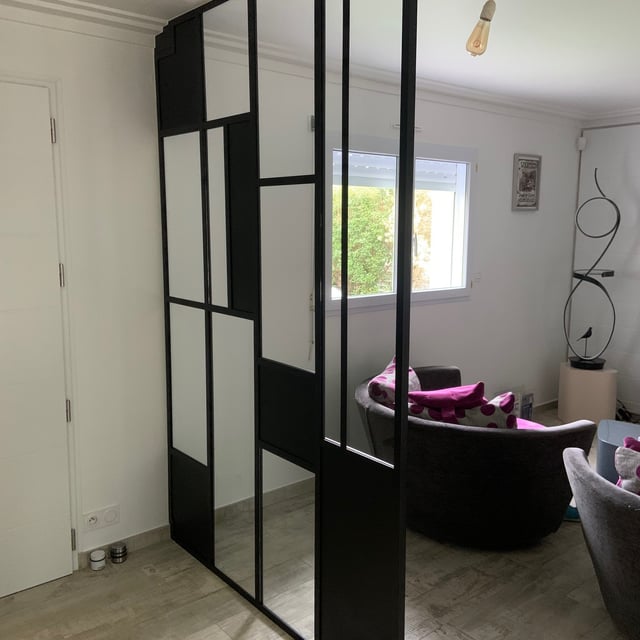 Verrière Art Déco sur mesure en acier noir, du sol au plafond, entre l'entrée et le salon