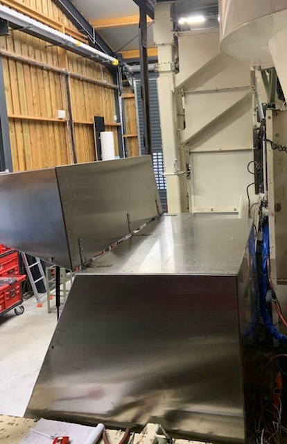 Coffre en tôles aluminium pliées et rivetées monté sur semi-remorque