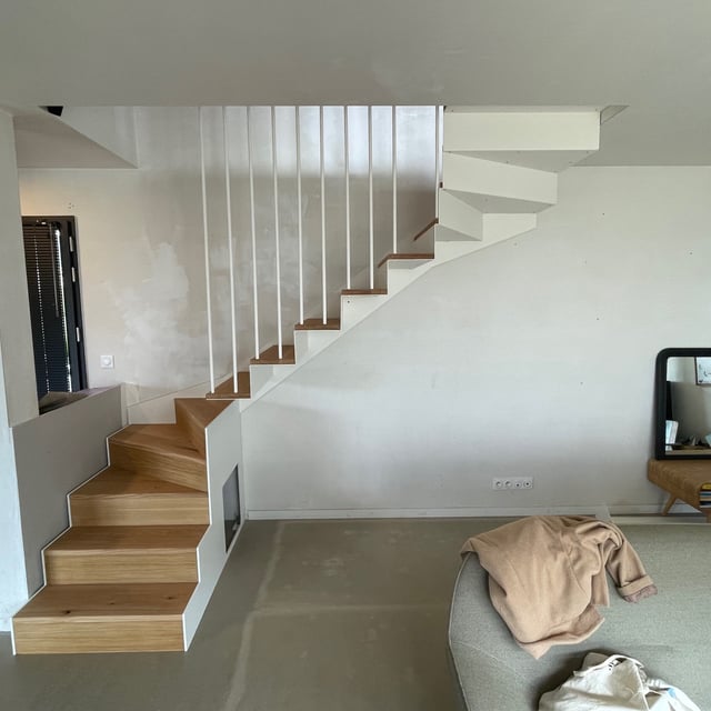 Escalier métal thermolaqué blanc avec marches bois fabriqué sur mesure