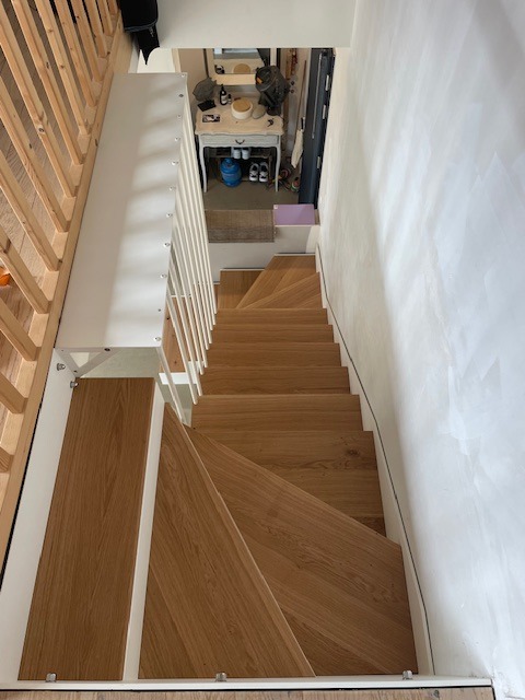 Escalier thermolaqué blanc avec marches bois posé chez le client