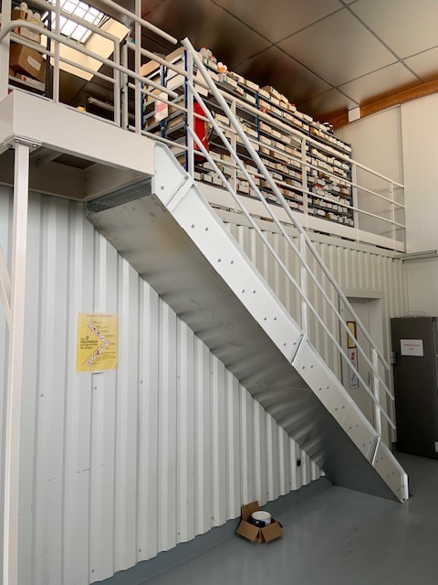 Structure de l'escalier industriel posé dans l'entrepôt