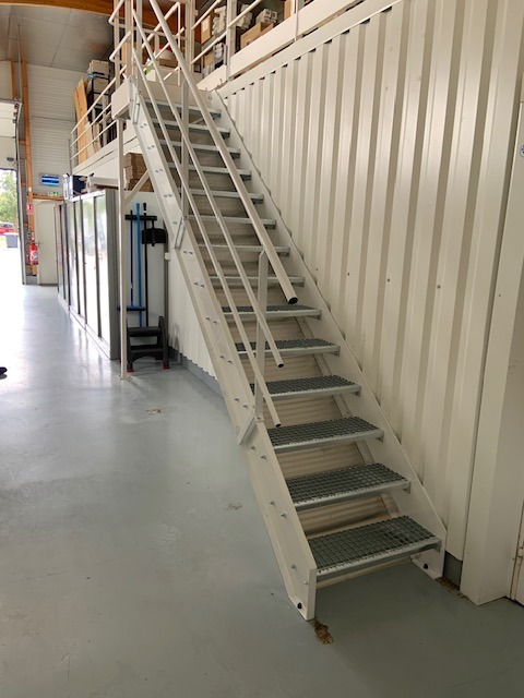 Escalier d'entrepôt en acier fabriqué d'après les plans