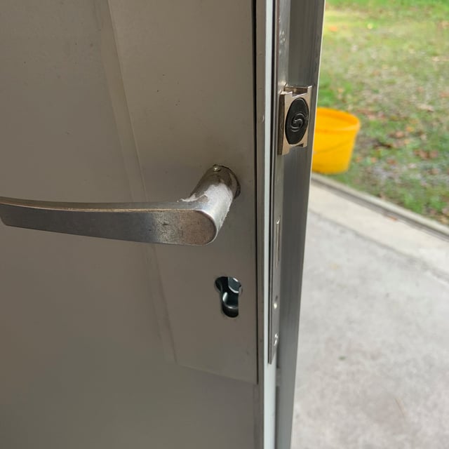 Encadrement acier de la porte technique avec peinture anti-rouille
