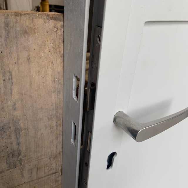 Porte métallique renforcée posée sur son encadrement