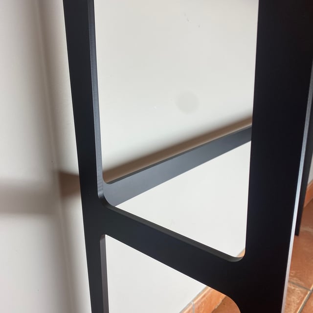 Piétement acier fin et robuste de la console d'entrée artisanale