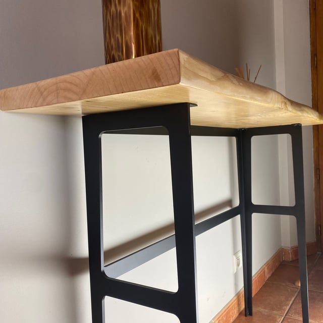Détail du plateau en cèdre local de la console métal et bois