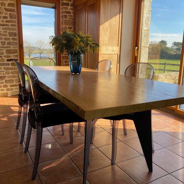 Table sur mesure en cèdre massif de scierie locale et piétement acier