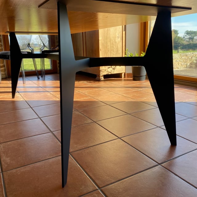 Détail du plateau en cèdre local de la table métal et bois