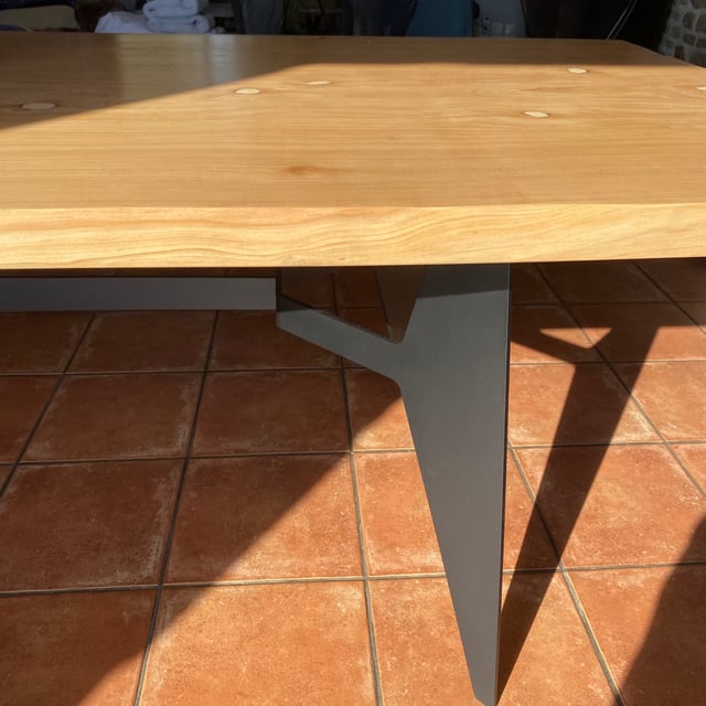 Piétement métallique soudé de la table artisanale acier et cèdre