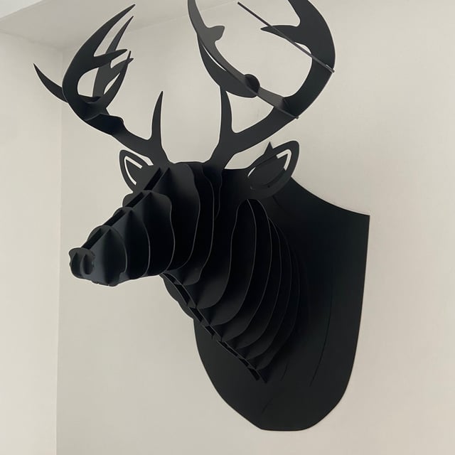 Sculpture murale décorative de cerf en métal, rendu fin et moderne