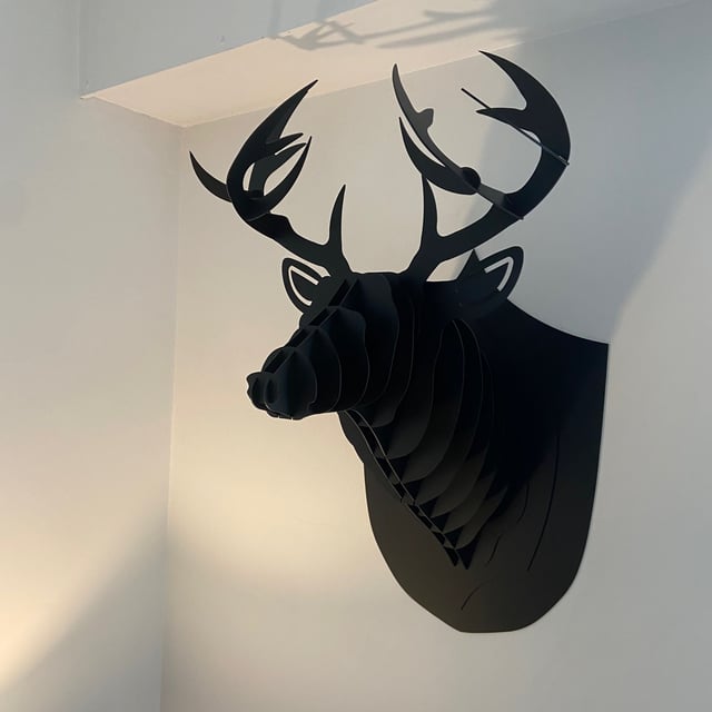 Tête de cerf murale en acier noir découpée au laser