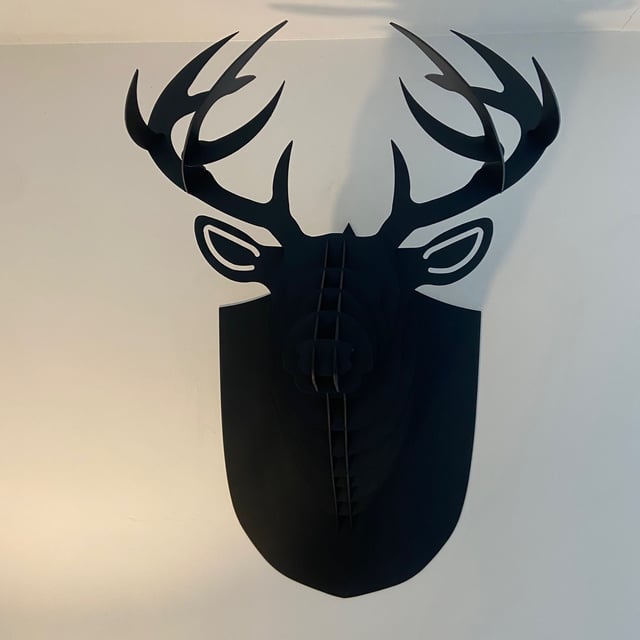 Détail de l'assemblage des pièces laser de la sculpture tête de cerf