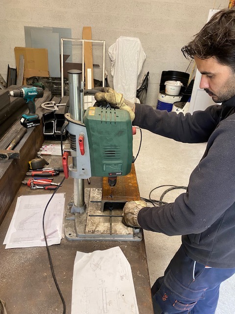 Louis Chiffoleau, métallier soudeur, au travail dans son atelier de Theix-Noyalo
