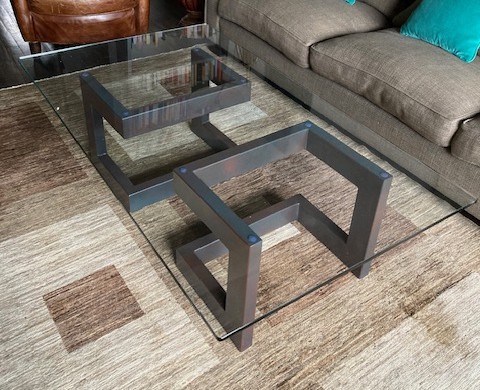 Piétement métallique symétrique de la table basse sur mesure