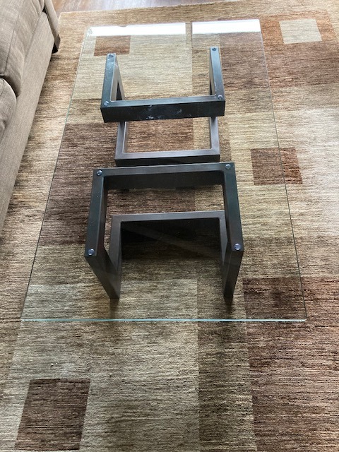 Table basse design à double piétement métallique et plateau en verre