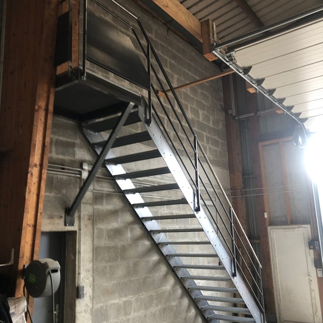 Escalier droit d'atelier fabriqué d'après les plans